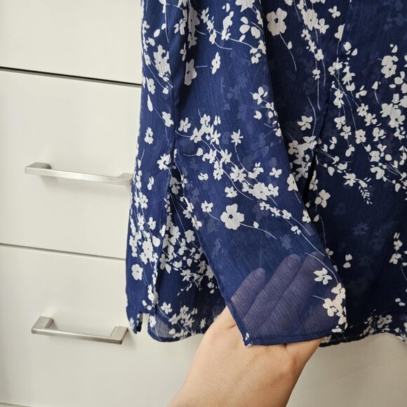 💥$5 ADD ON - CRISTINA B Blue White Floral Sleeveless Relaxed Fit Blouse Size S - Picture 4 of 13